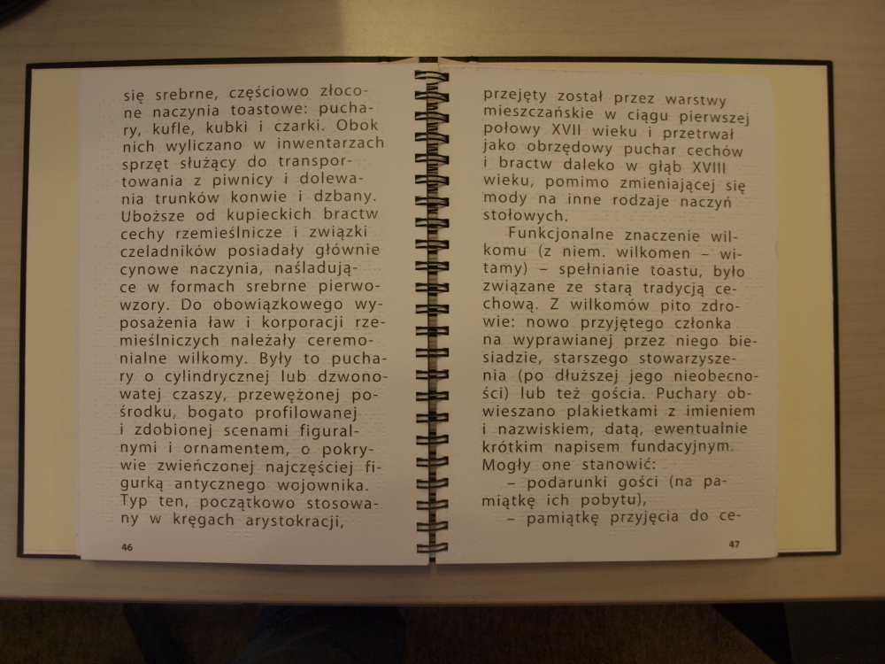 Przykład druku transparentnego możliwego do zastosowania na kartach wyborczych dla niewidomych